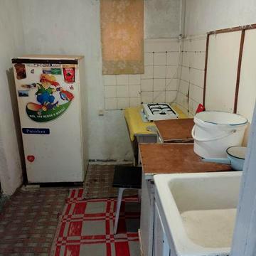 Здається флігель з ч/у, газ, злив, меблі,зупинка через дорогу, р-н Пив