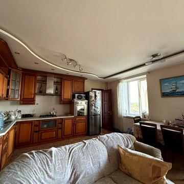 Сдаю квартиру две спальни и кухня студия ул Парковая 77/грушевского