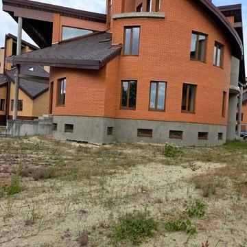 Будинок біля води. Будинок на березі Дніпра.
