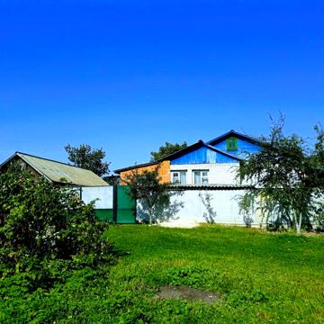 1/2 будинку,частка складає 74м2,в м.Корюківка