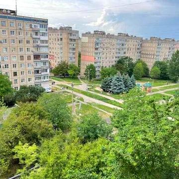 Продам свою однокімнатну квартиру в центрі Мікрорайону 5-й Зарічний ЖК Молодіжний