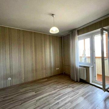 Продається простора 4-кімнатна квартира на Троєщині