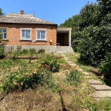 Половина будинку по вул. Автодорівська біля річки