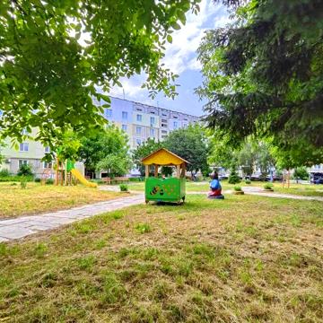 Продається трикімнатна квартира у містечку з індивідуалкою