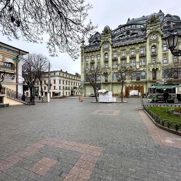 Продажа квартиры. Дом 2 этажа.Одесса. Дерибасовская. Без комиссии!