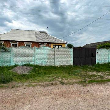 Продається будинок з усіма зручностями, смт. Рогань.