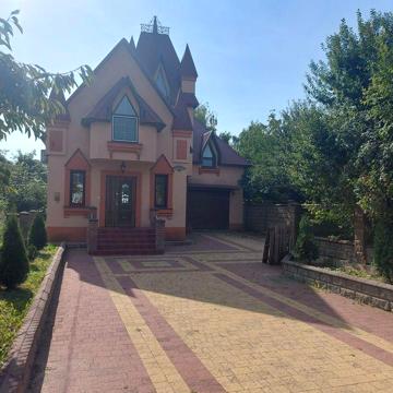 Продам будинок в центрі м.Почаїв