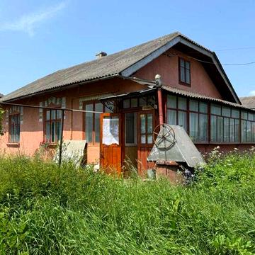 цегляний будинок в с. Ямниця з ділянкою