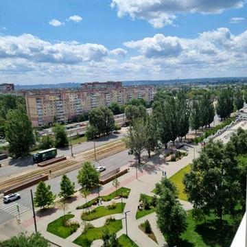 Продам 3-кімнатну квартиру, ремонт, меблі, вид на місто, Караван поруч