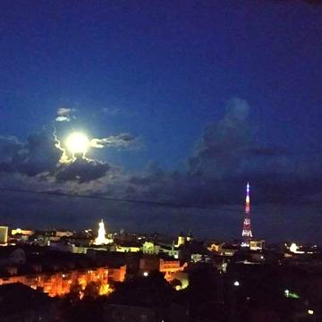 Здається простора та світла 3-кімнатна квартира у самому серці міста!