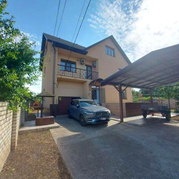 Продам 2 эт дом в центре Варваровки.
