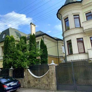 Розкішна нерухомість в центрі біля парку
