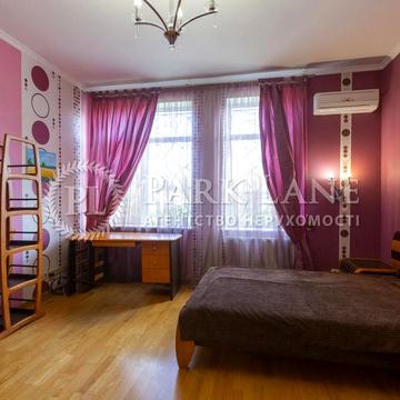 Огіркова вул., 1