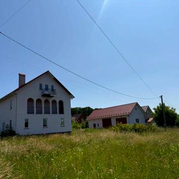 Продаж будинку з земельною ділянкою