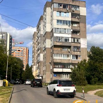 Івана Миколайчука вул., 16