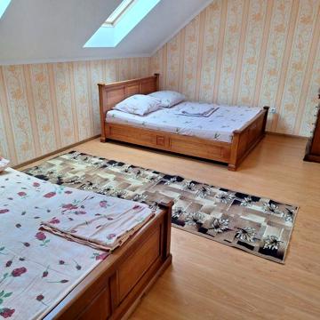 Здається, двох поверхова квартира.
