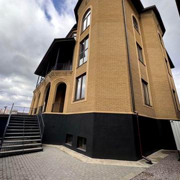 Продам офіс - будівлю на Павловому П з бомбасхов, підземним паркінгом