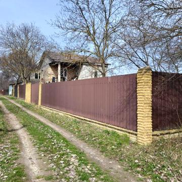 Шикарный 2 этажа +под крышей дом 8 на 9 метров, обнесённый забором.