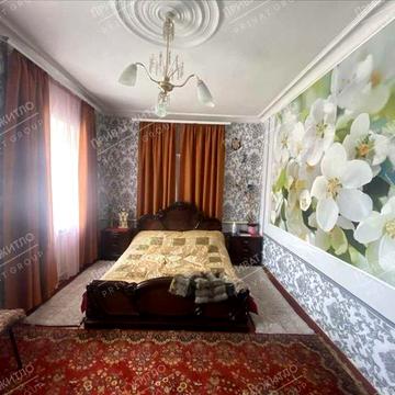 Затишний цегляний будинок з окремою ділянкою.