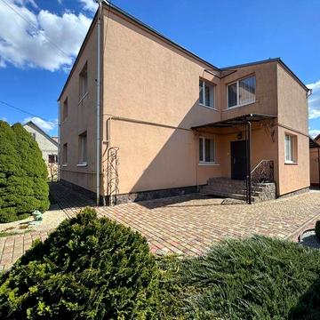 Продаж двоповерхового будинку