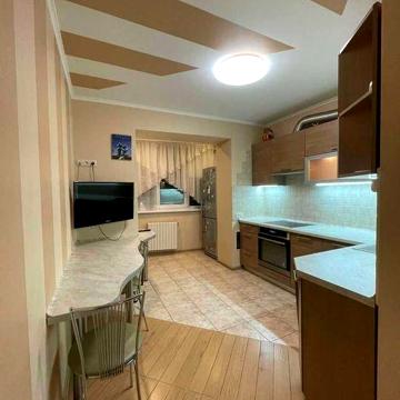Здається простора, світла 2-кімнатна квартира, пров. Добровольців, 4