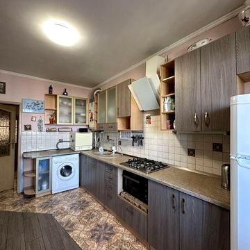 продаж 3 кімнатної квартири в центрі міста.Можна під  державні програм