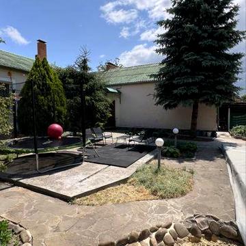 Продаж сімейного будинку в селі поруч з містом
