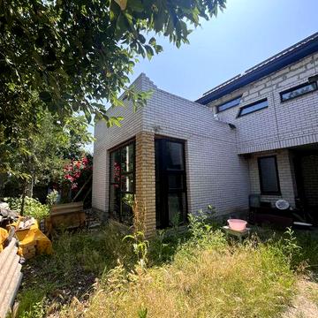 Дім на Космосі з незавершеним ремонтом .