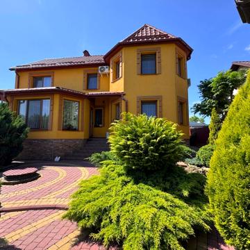 Героїв Крут вул., 2