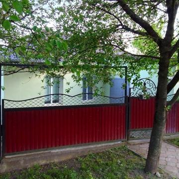 Продам будинок в м.Городок Хмельницької області ,центр.все шагові дост
