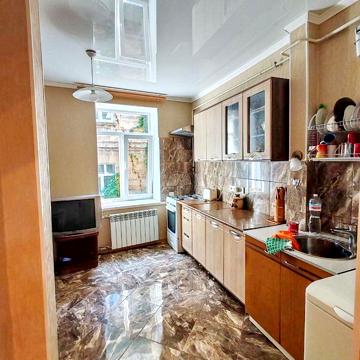 Тараса Кузьміна вул., 19