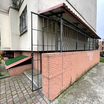 Довженка вул., 12