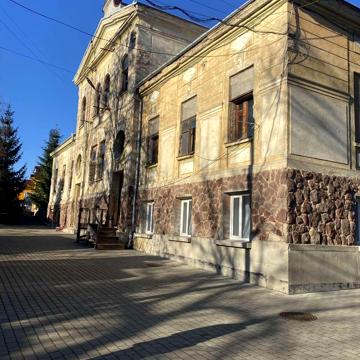 Вокзальна, 4