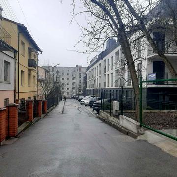 Юліана Буцманюка вул., 92а