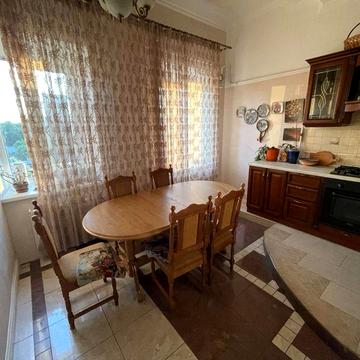 Здається вперше 3-кімнатна квартира 90 м². Біля парку Шевченка.