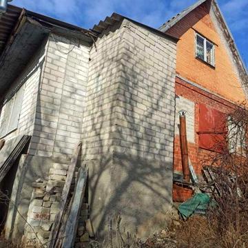 Продам дачу. Пос Високий. 2 участка террасами. Дом кирпичный 2 этажа.