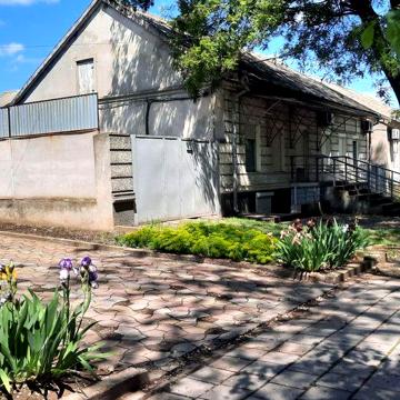 Продам будинок з встроєним магазином в центрі міста