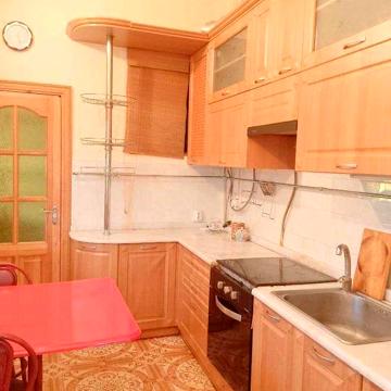 Частина будинку в центрі з ремонтом, усі мебл і техніка, окремий двір