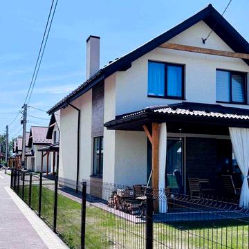 Продаж сучасного будинку в клубному містечку з басейном