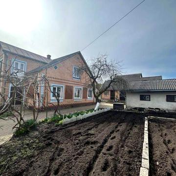 Двоповерховий будинок для сімʼі в м.Кременець