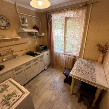 Євгена Гребінки вул., 27