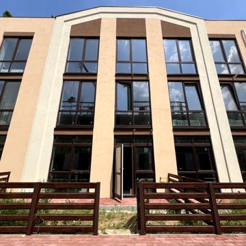 Лесі Українки бульв., 35