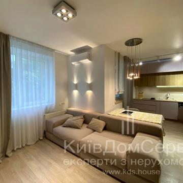 Академіка Лебедєва вул., 1/8