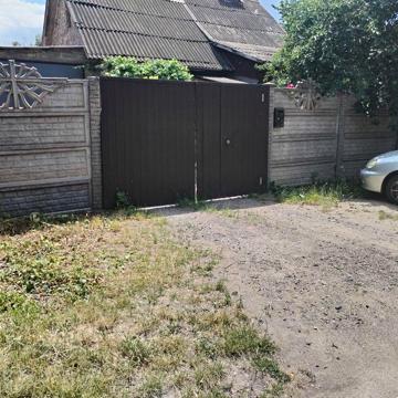 Продаж будинку з гаражем.
