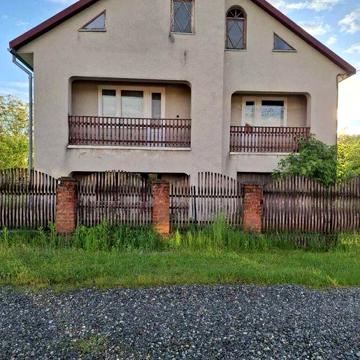Продаються два будинки + 3 га землі в Карпатах