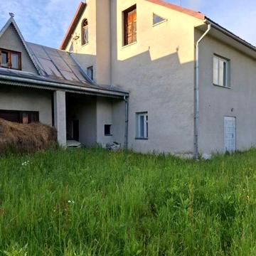 Продаються два будинки + 3 га землі в Карпатах