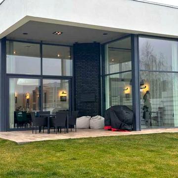 Cучасний одноповерховий будинок у стилі хай-тек. Лісники