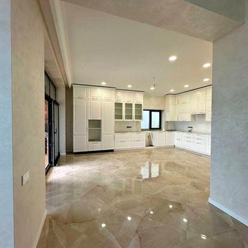 Будинок з ремонтом в КМ закритого типу. Басейн.