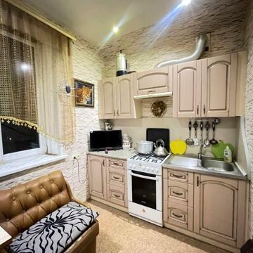 Героїв Крут вул. (12 Квітня), 11