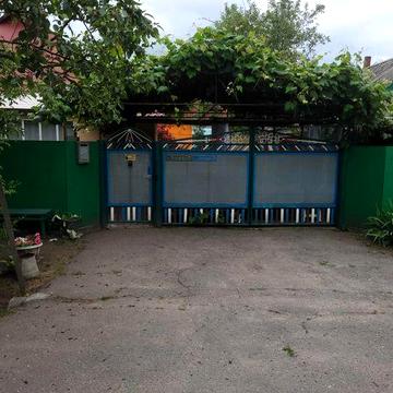Продам дворище з 2-а будинками, госп. будівлями та земельною ділянкою